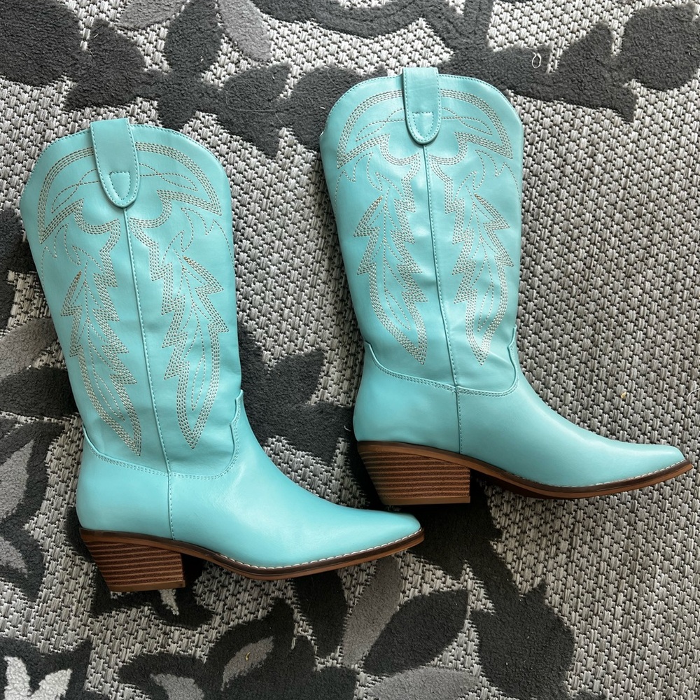 Stylish Turquoise Western Boots